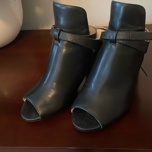 Black peekaboo chunky heel